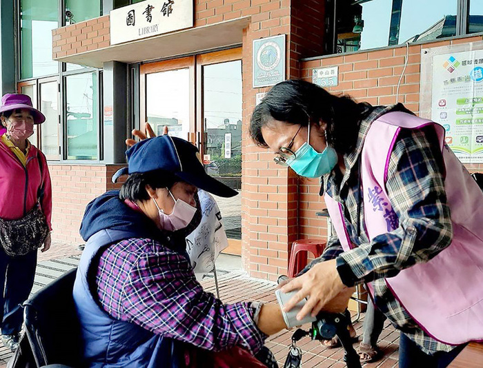 中正大學USR-HUB 偕民間團體送關懷　溫暖偏鄉弱勢長輩