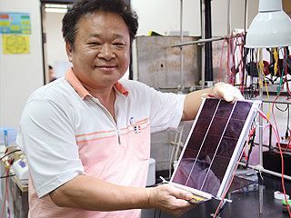太陽能板新突破　中正大學教授王欽戊首創堆疊式太陽能板