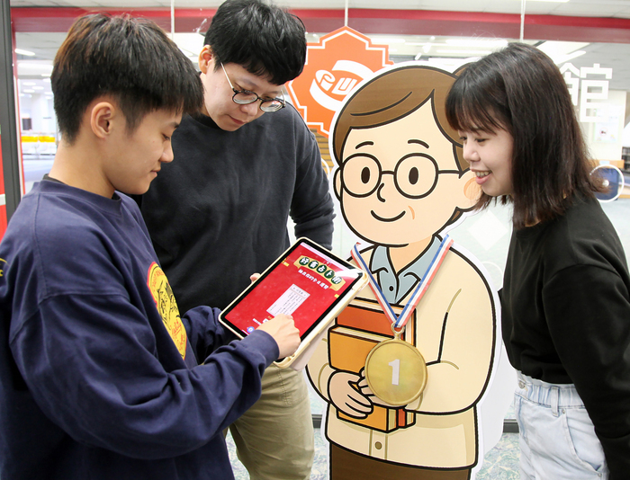 CCU Library Won National Gold Award for Creative Reading Promotion; “Book Divination” Campaign Engaged Over 30,000 Participants