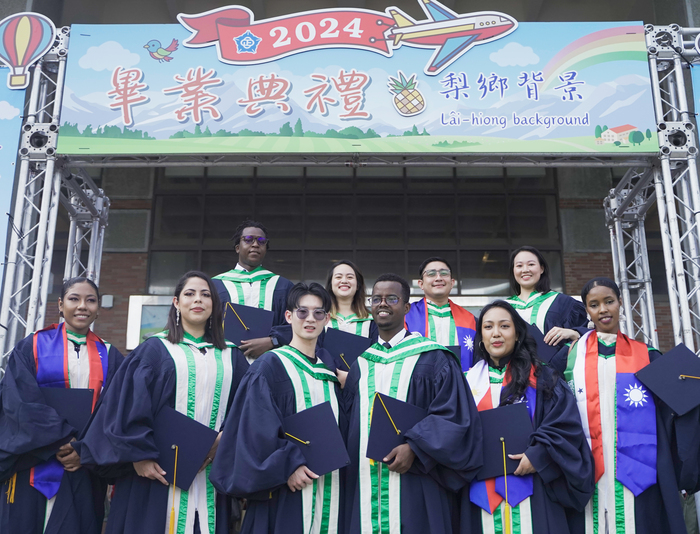 中正大學歡送近三千學子畢業　境外生親友團出席踴躍