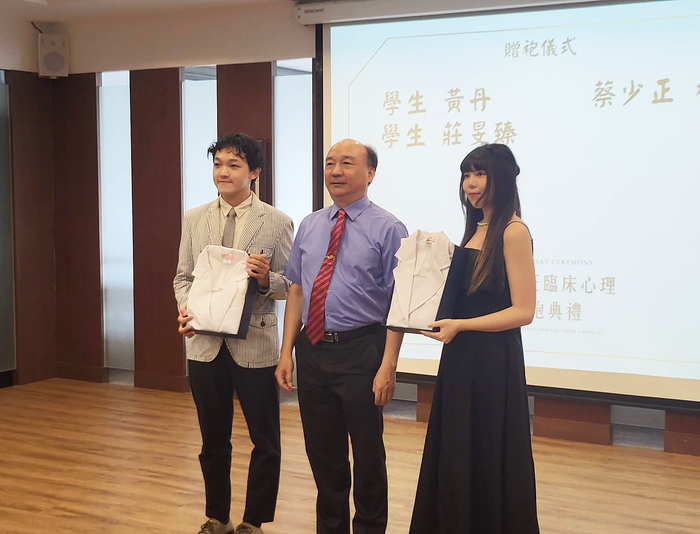 心理系授袍典禮 碩士生邁入臨床實習新里程