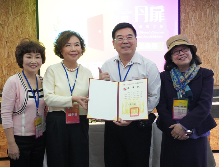 中正大學與嘉女攜手　舉辦雙語雙校丹扉文學展