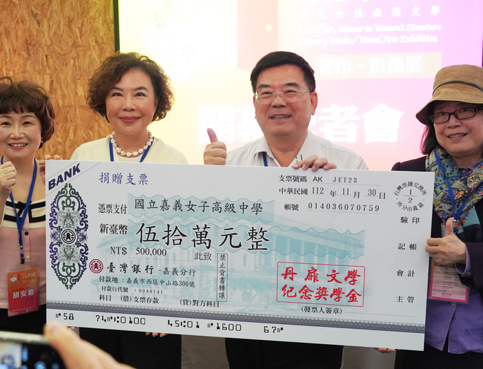 中正大學與嘉女攜手　舉辦雙語雙校丹扉文學展