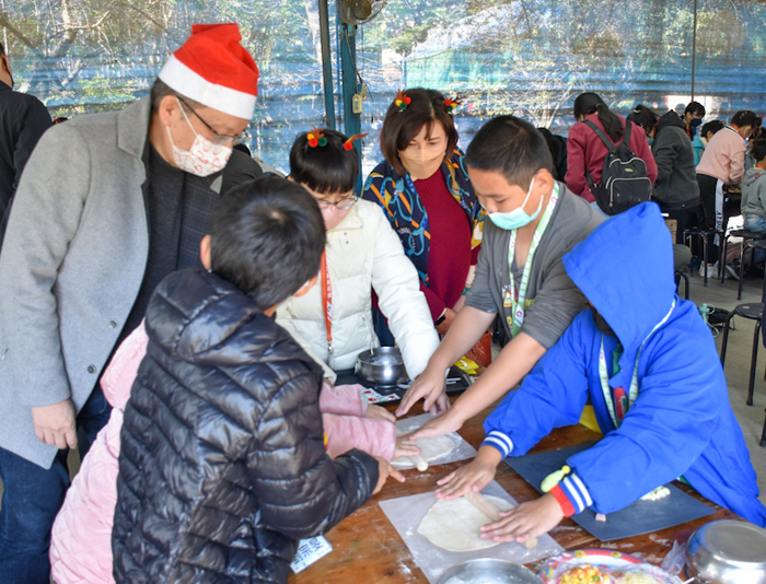 Graduate Institute of Education, National Chung Cheng University’s After-School Tutoring Program: “A Taste of Christmas” Creates a New Learning Experience for Children.