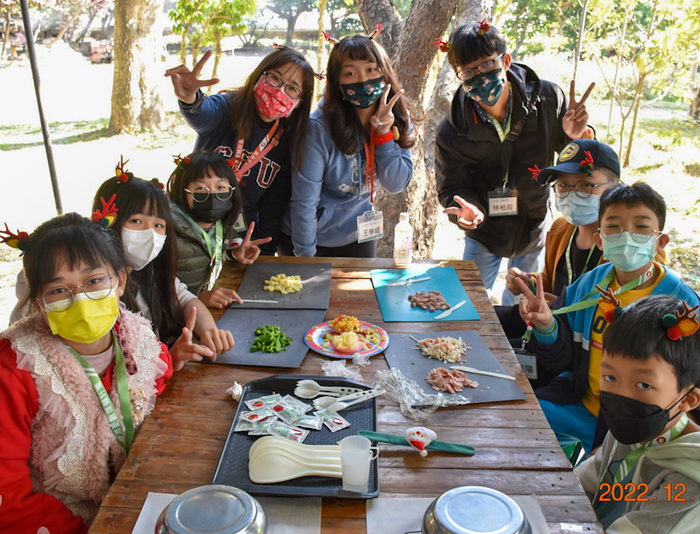 Graduate Institute of Education, National Chung Cheng University’s After-School Tutoring Program: “A Taste of Christmas” Creates a New Learning Experience for Children.