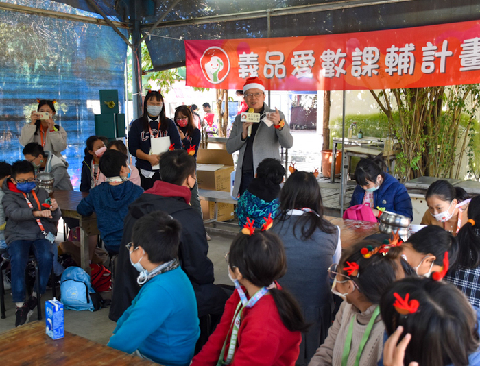 Graduate Institute of Education, National Chung Cheng University’s After-School Tutoring Program: “A Taste of Christmas” Creates a New Learning Experience for Children.