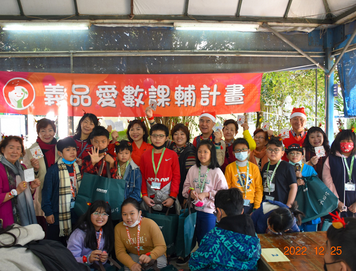 Graduate Institute of Education, National Chung Cheng University’s After-School Tutoring Program: “A Taste of Christmas” Creates a New Learning Experience for Children.