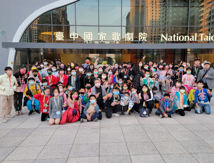 Graduate Institute of Education, National Chung Cheng University’s After-School Tutoring Program: “A Taste of Christmas” Creates a New Learning Experience for Children.