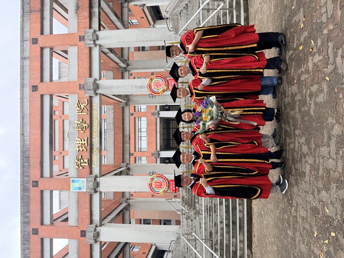 中正大學畢業典禮隆重登場！前 Google 台灣總經理簡立峰勉勵學子成為AI的指揮家