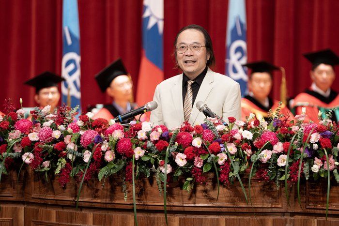 中正大學畢業典禮隆重登場！前 Google 台灣總經理簡立峰勉勵學子成為AI的指揮家