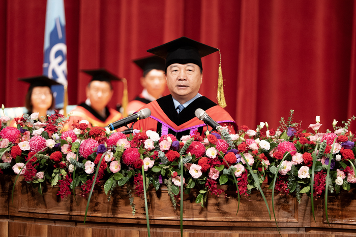 中正大學畢業典禮隆重登場！前 Google 台灣總經理簡立峰勉勵學子成為AI的指揮家