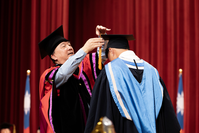中正大學畢業典禮隆重登場！前 Google 台灣總經理簡立峰勉勵學子成為AI的指揮家