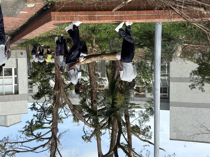 丹娜絲後重建　慈濟國際學生與中正師生超過百人協力清理校園圖片