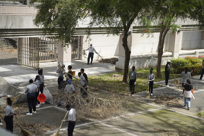 丹娜絲後重建　慈濟國際學生與中正師生超過百人協力清理校園圖片