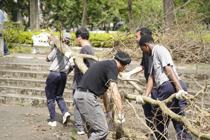 丹娜絲後重建　慈濟國際學生與中正師生超過百人協力清理校園圖片