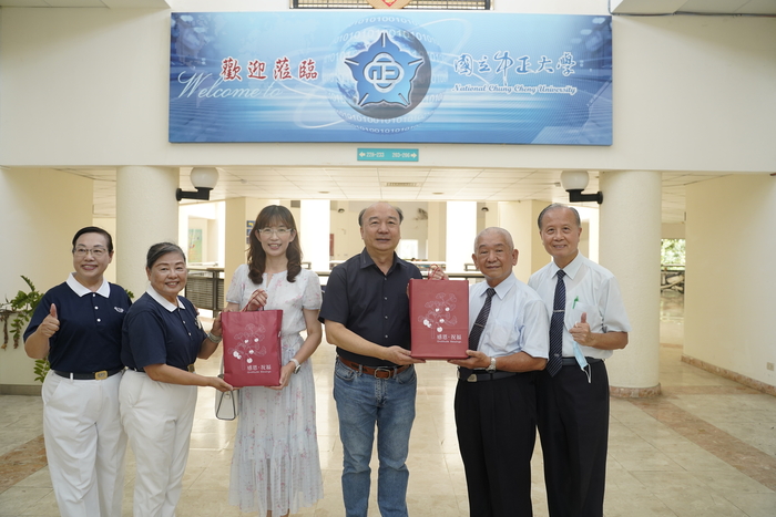 丹娜絲後重建　慈濟國際學生與中正師生超過百人協力清理校園圖片