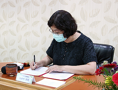 中正大學與嘉義女中簽署圖書館館際合作　強化在地圖書資源共享