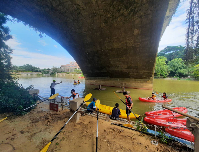 Promoting love through communication: Chung Cheng canoeing and frisbee experience
