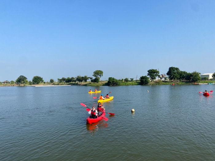 Experience Kayaking and Mutual Love! CCU's 'Great Love Kayaking' Event Debuts in Xingang, Welcoming Over 100 Participants for an Autumn Cultural and Water Sports Journey