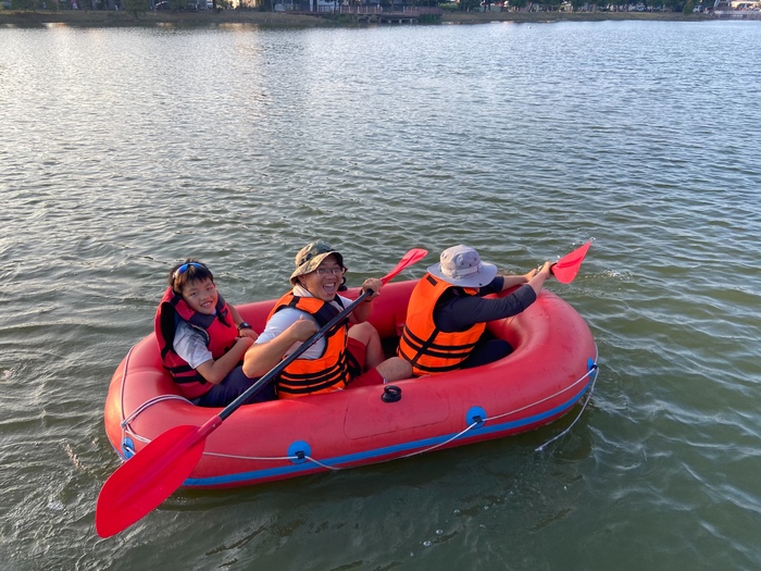 Experience Kayaking and Mutual Love! CCU's 'Great Love Kayaking' Event Debuts in Xingang, Welcoming Over 100 Participants for an Autumn Cultural and Water Sports Journey