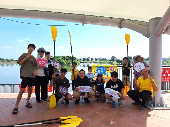 Experience Kayaking and Mutual Love! CCU's 'Great Love Kayaking' Event Debuts in Xingang, Welcoming Over 100 Participants for an Autumn Cultural and Water Sports Journey