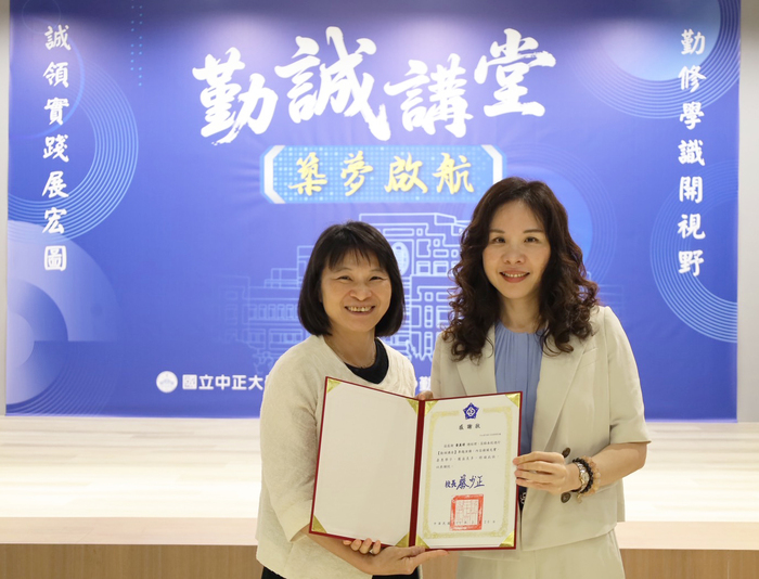 企管系「勤誠講座」登場！展晟照明集團擔綱首場演講