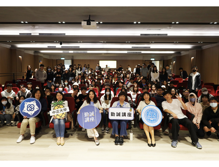 企管系「勤誠講座」登場！展晟照明集團擔綱首場演講