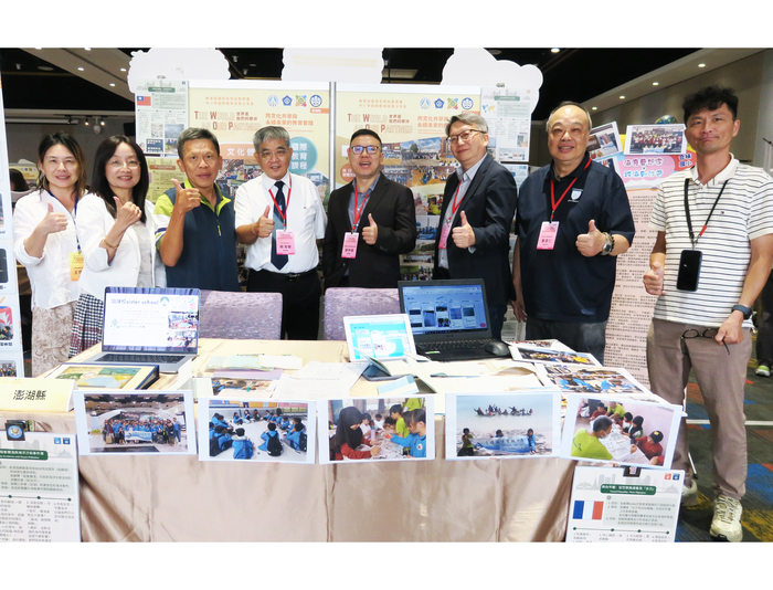 由教育115年全國中小學國際教育成果分享會　讓世界成為學習夥伴部國民及學前教育署主辦、國立中正大學教育學研究所承辦的「115年中小學國際教育成果分享會」， 14日在嘉義縣棒棒積木飯店舉行。本次活動以「世界是我們的夥伴：跨文化共學與永續未來的教育實踐」為主題。邀集約200位教育實務工作者、學者專家及相關人士參與，透過國內外交流分享與成果展示，促進國際教育經驗交流，呈現我國中小學推動國際教育的多元實踐。 本次活動依據「中小學國際教育中程發展計畫」辦理，以「接軌國際、鏈結全球」為願景，透過跨國互動強化中小學國際交流專業知能，並促進學校推動模式與實務經驗分享，擴大國際教育推動成效。 開幕式邀請教育部國民及學前教育署原民特教組謝仲威專門委員、嘉義縣政府教育處葉信一科長及國立中正大學詹盛如副校長致詞，為活動揭開序幕。活動內容豐富多元，上午安排「國內外學生國際交流分享」及「國內外教師課程交流分享」，由新北市立板橋高級中學與美國夥伴學校、國立新豐高級中學與菲律賓夥伴學校進行學生國際交流分享；臺南市安平區西門實驗小學與加拿大夥伴學校、臺中市立惠文高級中學國中部與泰國夥伴學校，則分享教師課程交流經驗，展現跨國合作下的教學創新與學習成果。 下午則以「國際教育中心與高級中等以下學校國際教育交流聯盟成果展示」為亮點，各縣市國際教育中心及國際教育交流聯盟透過成果展覽與現場解說，呈現推動國際教育的特色作法與具體成果，提供不同地區相互觀摩、交流與借鏡的機會。 計畫主持人中正大學教育學研究所鄭勝耀教授表示，國際教育不只是將學生帶到國外，更重要的是透過真實的跨文化互動，讓學生理解不同文化與觀點，培養溝通、合作及面對全球議題的能力。期盼透過彼此分享與交流，激發更多國際教育的創新作法，讓國際教育真正融入學校課程與教學現場，透過「學生交流、教師共學、成果展示、專業對話」等不同面向，串聯各地國際教育推動經驗，持續深化教育現場的國際交流與合作，攜手實踐「接軌國際、鏈結全球」的教育願景。