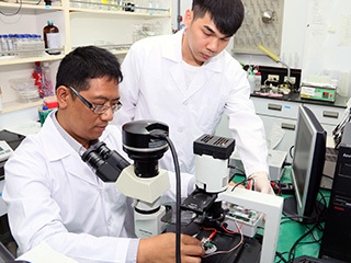 30分鐘快速測癌　中正大學教授研發奈米流道蛋白質濃縮晶片