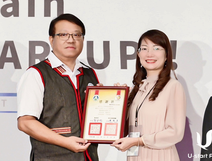 原民會副主委杜張梅莊 Adralriw Abaliusu頒發感謝狀給基地經理蔡芳蘭