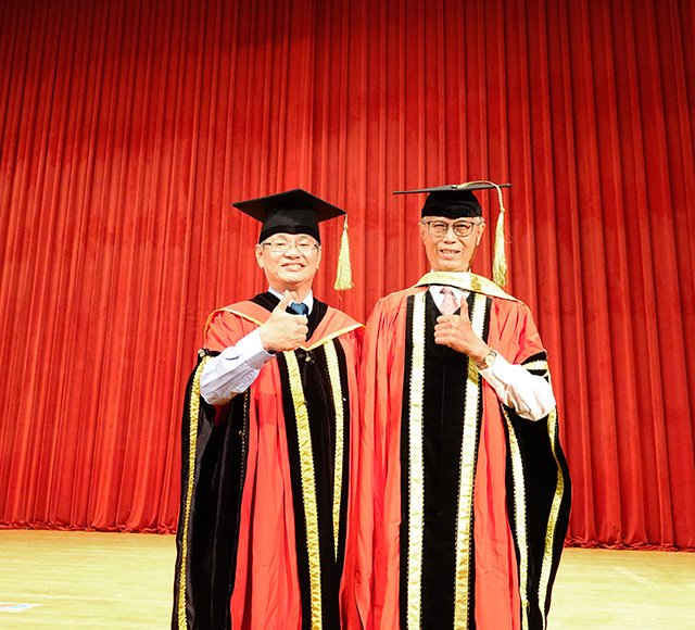 中正大學校長馮展華與80歲博士生陸春雄畢業合照。