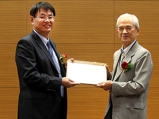 傳承知識與經驗　遠東機械榮譽董事長莊國欽獲頒中正大學榮譽顧問