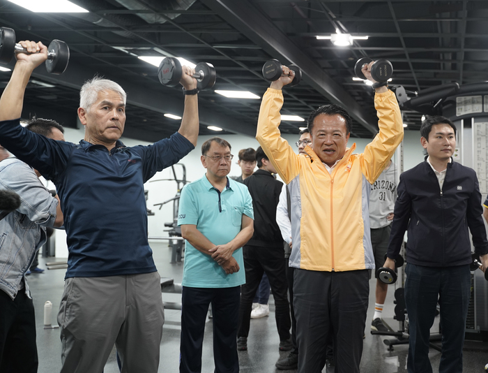 中正大學迎接運動幣　卓榮泰院長視察鼓勵全民運動消費