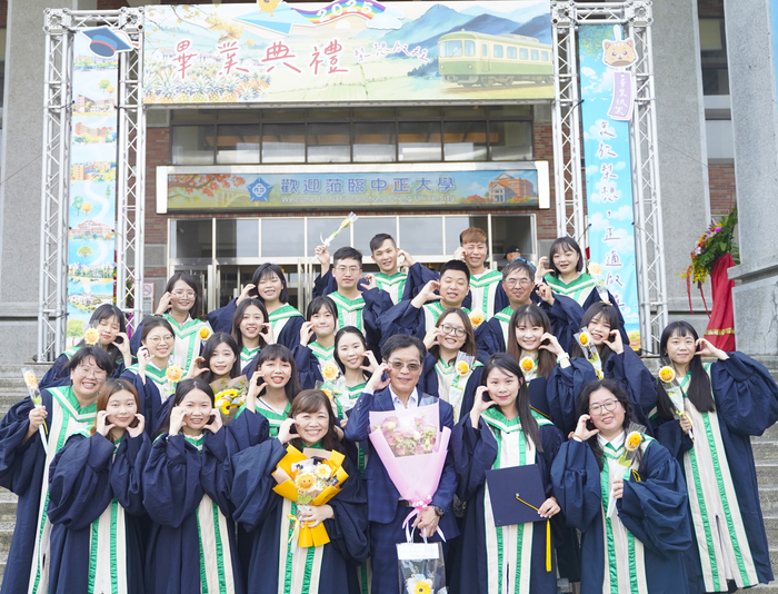 中正首位雙聯博士生畢業 金鐘導演唐福睿回校獻祝福