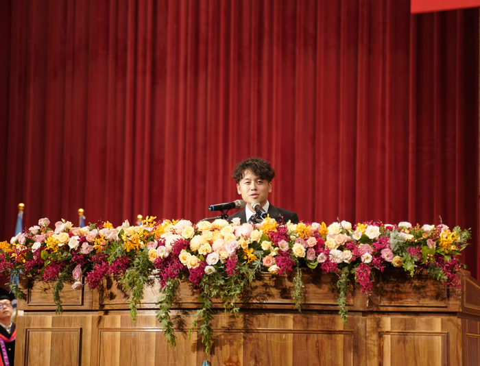 中正首位雙聯博士生畢業 金鐘導演唐福睿回校獻祝福