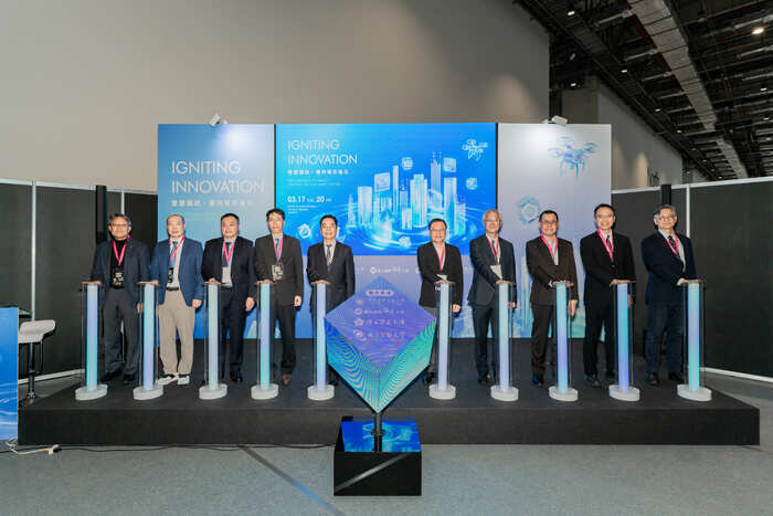 姚賀騰副校長（右二）出席產官學論壇開幕暨啟動儀式，與陽明交大等盟校長官及貴賓共同合影