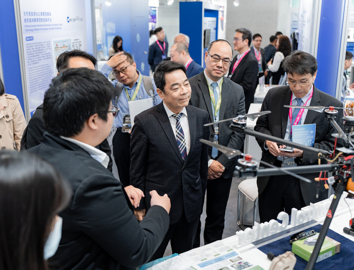 03智慧城市展交通部伍勝園次長蒞臨攤位