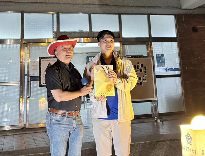 中正大學師生齊聲倒數　點亮首棵校園聖誕樹 共迎溫馨歲末