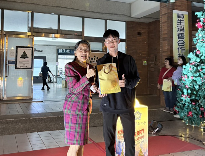 中正大學師生齊聲倒數　點亮首棵校園聖誕樹 共迎溫馨歲末