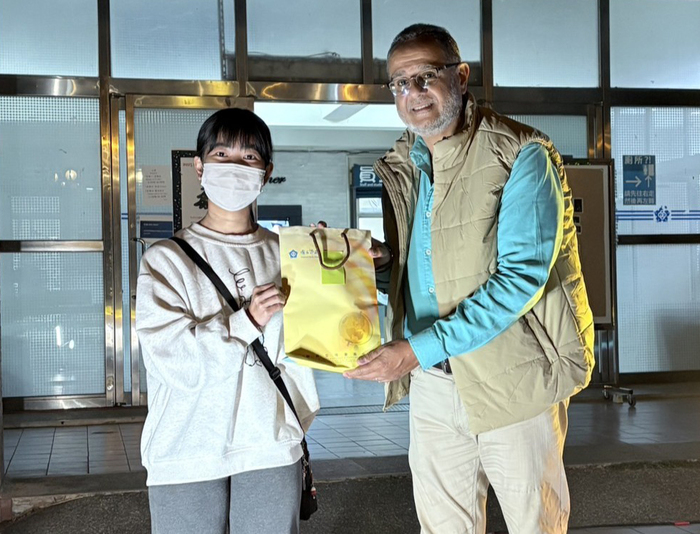 中正大學師生齊聲倒數　點亮首棵校園聖誕樹 共迎溫馨歲末