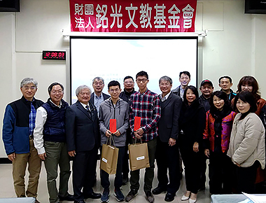 銘光基金會頒發獎助學金　勉勵中正大學2學子向上發展