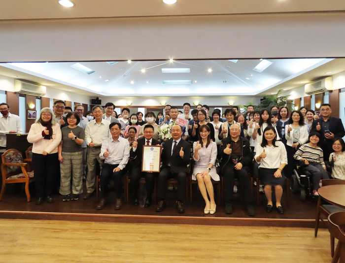 National Chung Cheng University (CCU) awarded the title of Honorary Professor to Dr. Jen-Der Lue, Deputy Minister of Health and Welfare, to recognize his outstanding academic contributions and leadership in Taiwan’s aging policy. A former professor in CCU’s Department of Social Welfare, Dr. Lue has long been devoted to social welfare research and policy, contributing significantly to aging and long-term care reforms in Taiwan. The ceremony took place on March 12, 2025, from 15:00 to 16:00, at Juxin Hall located in the CCU Administration Building.  Following the award ceremony, Deputy Minister Lue delivered a keynote speech entitled "Challenges of a Super-Aged Society: The Ten-Year Plan and Outlook for Long-Term Care 3.0," in which he analyzed the current situation of Taiwan's aging population, outlined the strategic direction of long-term care policies, and shared his insights into the future development of Long-Term Care 3.0.  Building upon the foundation of Long-Term Care 2.0, Deputy Minister Lue emphasized that LTC 3.0 centers on providing holistic and continuous care services. The plan sets forth eight major goals: health promotion and delay of disability, medical care integration, active rehabilitation, institutional capacity enhancement, strengthening family support, adoption of smart care technologies, implementation of palliative care, and development of professional human resources. He also highlighted the aim to integrate the National Health Insurance (NHI) post-acute care model with long-term care professionals and implementing at-home responsible care strategies. A signature initiative, the '10-minute care circle' is being promoted to enhance the resilience and sustainability of community-based care services, in order to meet the needs of an inclusive and age-integrated community.  The event drew enthusiastic participation from faculty, students, and members of the public who are invested in the future of Taiwan’s long-term care policy. Attendees all expressed their keen interest in Taiwan’s evolving care policies.
