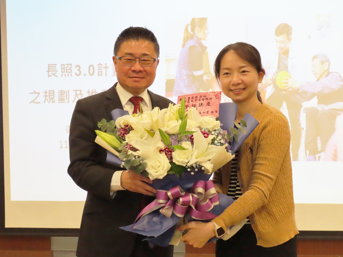 National Chung Cheng University (CCU) awarded the title of Honorary Professor to Dr. Jen-Der Lue, Deputy Minister of Health and Welfare, to recognize his outstanding academic contributions and leadership in Taiwan’s aging policy. A former professor in CCU’s Department of Social Welfare, Dr. Lue has long been devoted to social welfare research and policy, contributing significantly to aging and long-term care reforms in Taiwan. The ceremony took place on March 12, 2025, from 15:00 to 16:00, at Juxin Hall located in the CCU Administration Building.  Following the award ceremony, Deputy Minister Lue delivered a keynote speech entitled "Challenges of a Super-Aged Society: The Ten-Year Plan and Outlook for Long-Term Care 3.0," in which he analyzed the current situation of Taiwan's aging population, outlined the strategic direction of long-term care policies, and shared his insights into the future development of Long-Term Care 3.0.  Building upon the foundation of Long-Term Care 2.0, Deputy Minister Lue emphasized that LTC 3.0 centers on providing holistic and continuous care services. The plan sets forth eight major goals: health promotion and delay of disability, medical care integration, active rehabilitation, institutional capacity enhancement, strengthening family support, adoption of smart care technologies, implementation of palliative care, and development of professional human resources. He also highlighted the aim to integrate the National Health Insurance (NHI) post-acute care model with long-term care professionals and implementing at-home responsible care strategies. A signature initiative, the '10-minute care circle' is being promoted to enhance the resilience and sustainability of community-based care services, in order to meet the needs of an inclusive and age-integrated community.  The event drew enthusiastic participation from faculty, students, and members of the public who are invested in the future of Taiwan’s long-term care policy. Attendees all expressed their keen interest in Taiwan’s evolving care policies.