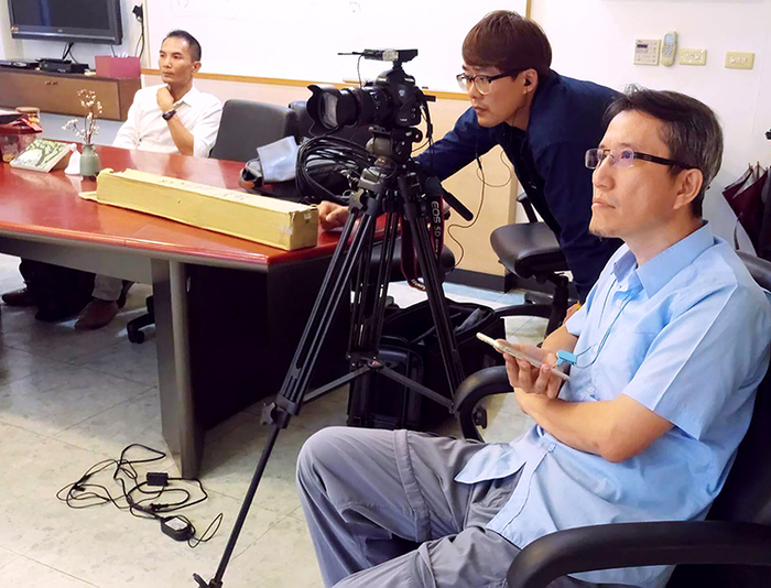 Breaking away from the binary opposition to explore the issue of migrant workers, Tsung-Lung Tsai from the Department of Communication, "And Miles to Go Before I Sleep" won the Golden Horse Film Festival for the Best Documentary Feature.