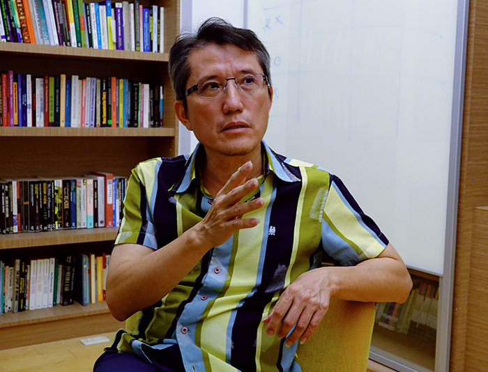 Breaking away from the binary opposition to explore the issue of migrant workers, Tsung-Lung Tsai from the Department of Communication, "And Miles to Go Before I Sleep" won the Golden Horse Film Festival for the Best Documentary Feature.
