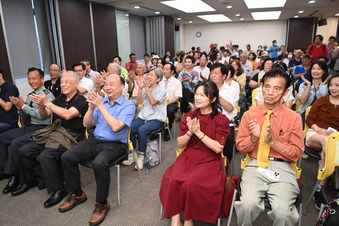 「韶光彩筆」油畫展暨贈畫儀式　駐校藝術家劉婷瑟捐作《鳥店三》典藏中正大學圖片