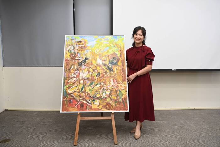 「韶光彩筆」油畫展暨贈畫儀式　駐校藝術家劉婷瑟捐作《鳥店三》典藏中正大學圖片