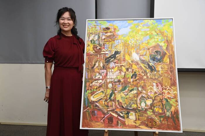 「韶光彩筆」油畫展暨贈畫儀式　駐校藝術家劉婷瑟捐作《鳥店三》典藏中正大學圖片