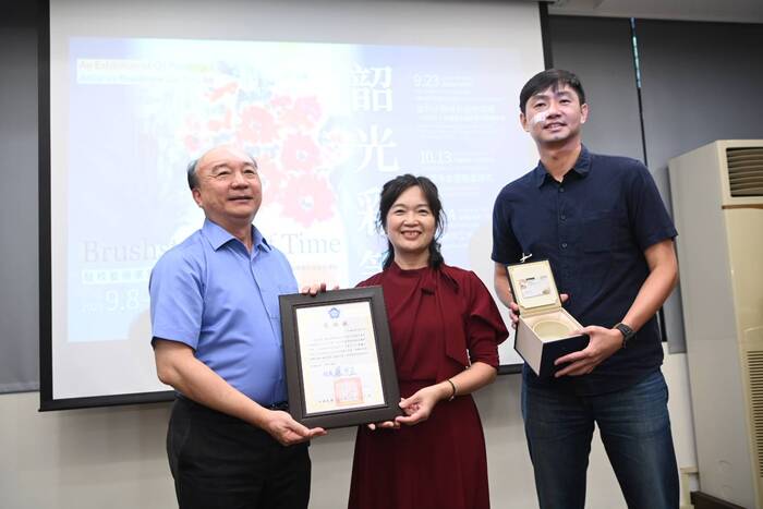 「韶光彩筆」油畫展暨贈畫儀式　駐校藝術家劉婷瑟捐作《鳥店三》典藏中正大學圖片