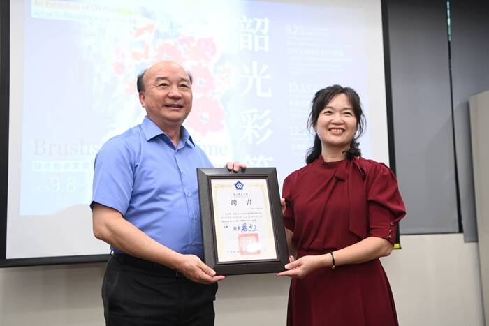 「韶光彩筆」油畫展暨贈畫儀式　駐校藝術家劉婷瑟捐作《鳥店三》典藏中正大學圖片